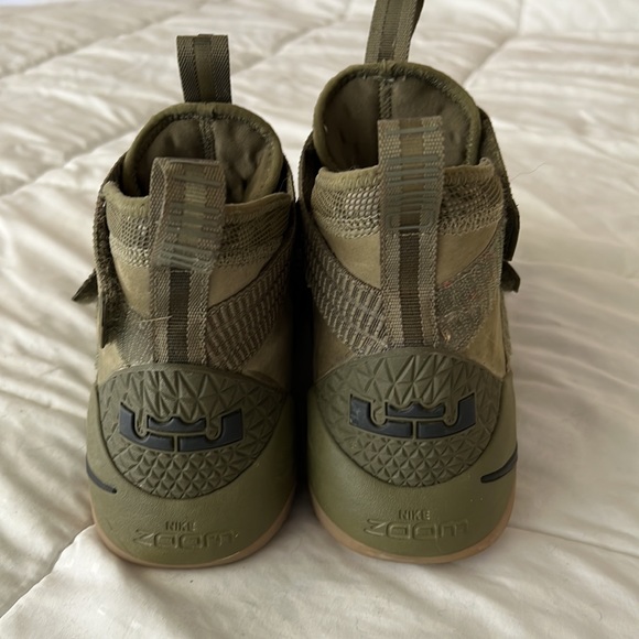 Nike Zoom Lebrons - Picture 6 of 6